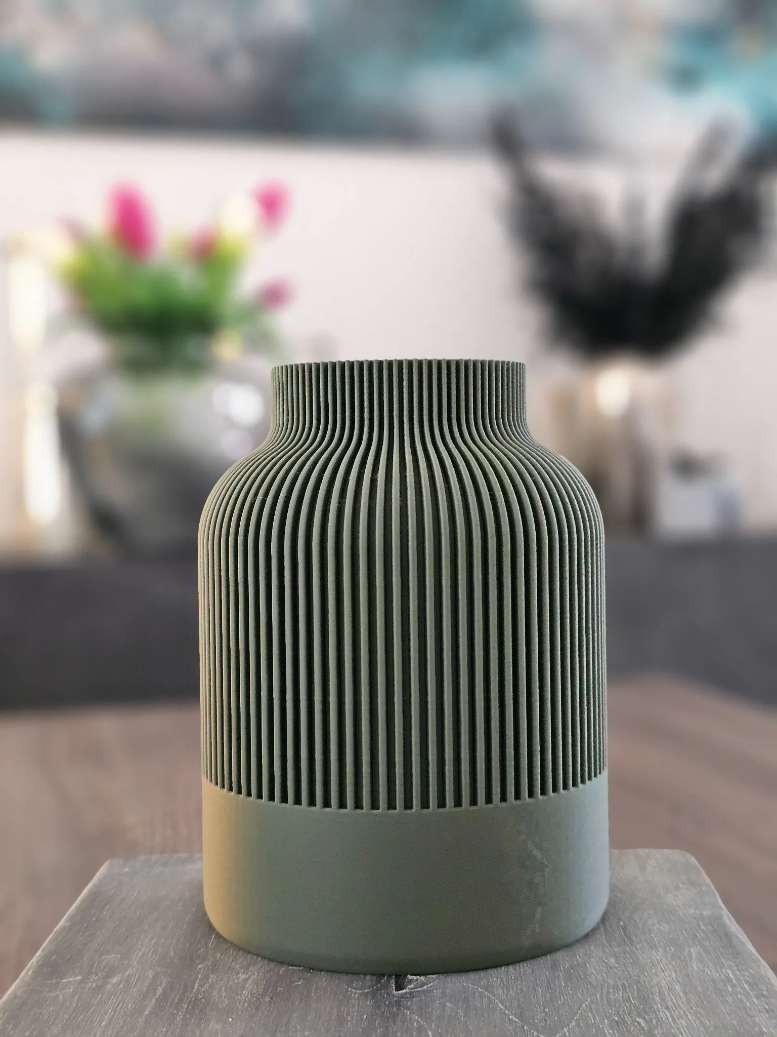 NORDUKI Vase in Olivgrün Größe M – modernes Designstück mit ruhiger Formensprache und handgefertigter Oberfläche.