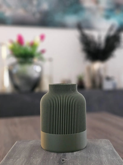NORDUKI Vase in Olivgrün Größe S – kleine Japandi-Vase mit harmonischem Design und sanfter Rillenstruktur.