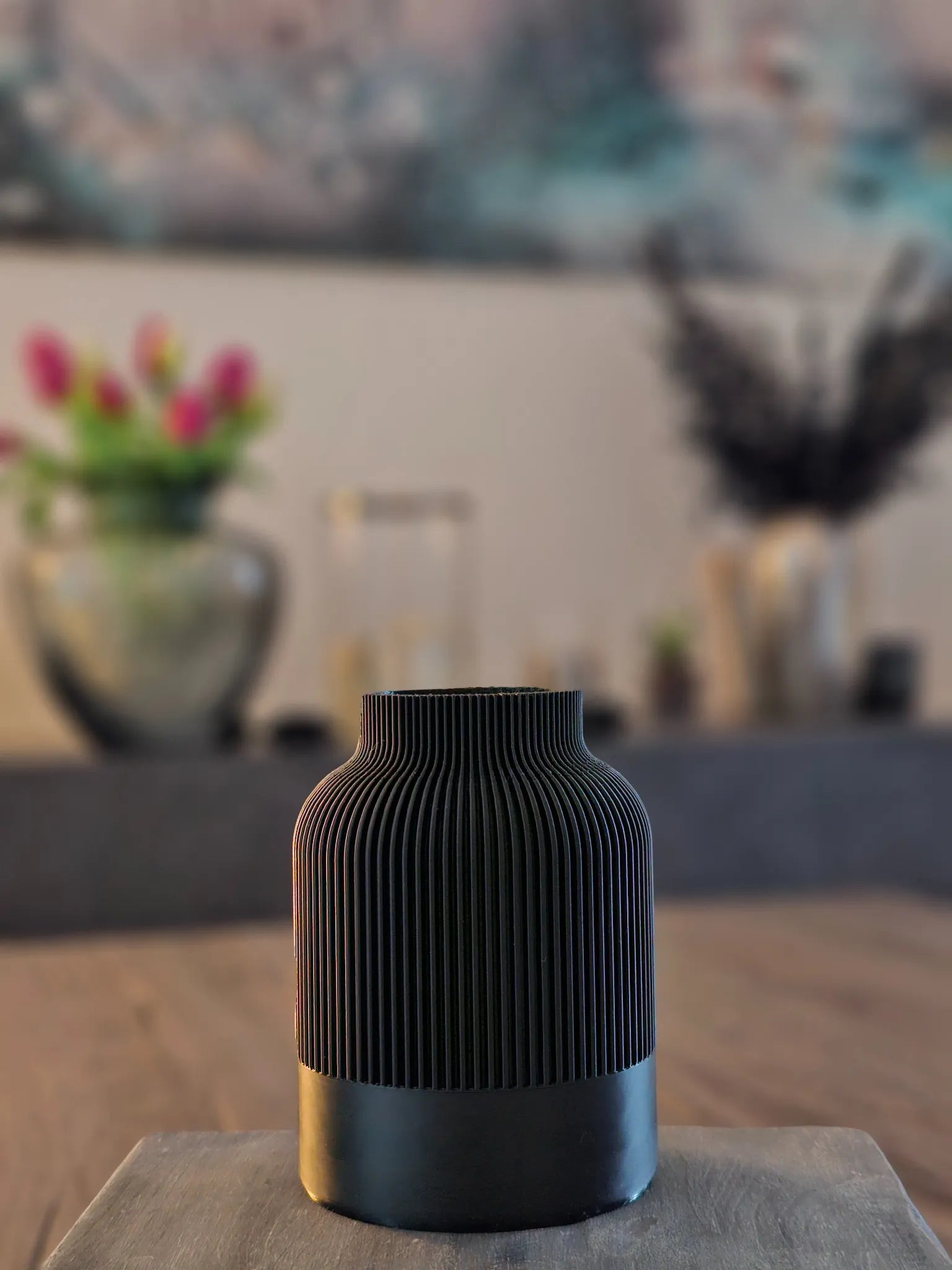 NORDUKI Vase in Schwarz Größe S – kleine, moderne Designvase mit markanter Rillenstruktur für minimalistische Wohnakzente.