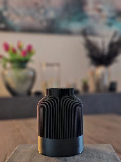 NORDUKI Vase in Schwarz Größe S – kleine, moderne Designvase mit markanter Rillenstruktur für minimalistische Wohnakzente.