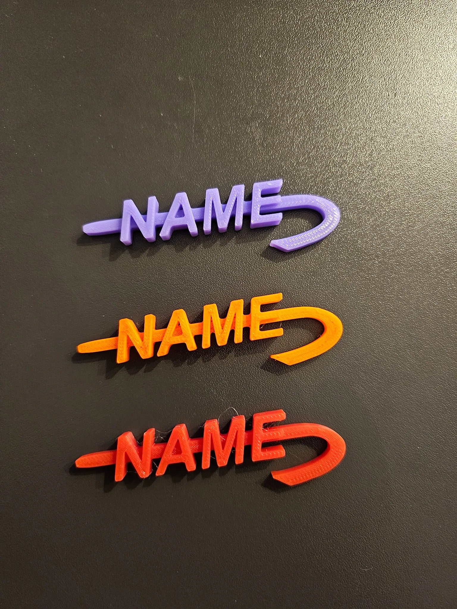 3D-gedruckter NameClip zum Personalisieren – perfekt als Namensschild für Hochzeiten, Geburtstage, Partys oder Firmen-Events. Individuell, farbenfroh und ein echter Hingucker