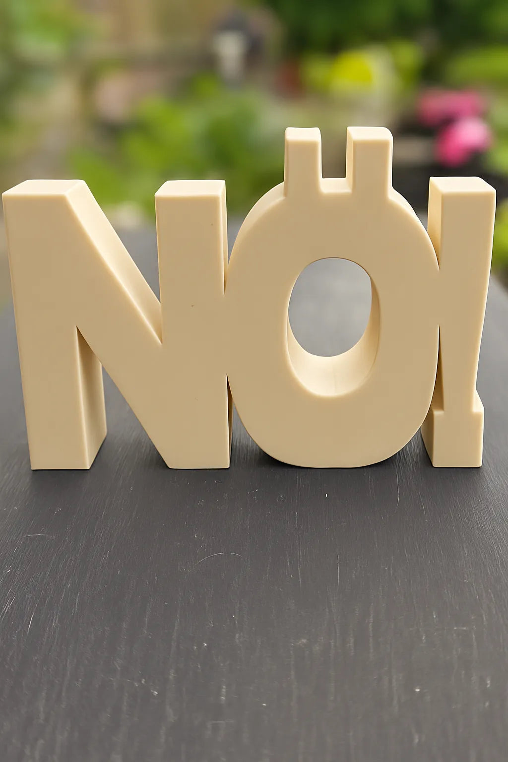 3D-Aufsteller NÖ! in edlem Beige – stylisches Statement mit Humor