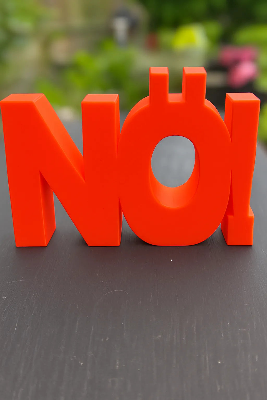 3D-Aufsteller NÖ! in grellem Neon-Rot – stylisches Statement mit Humor