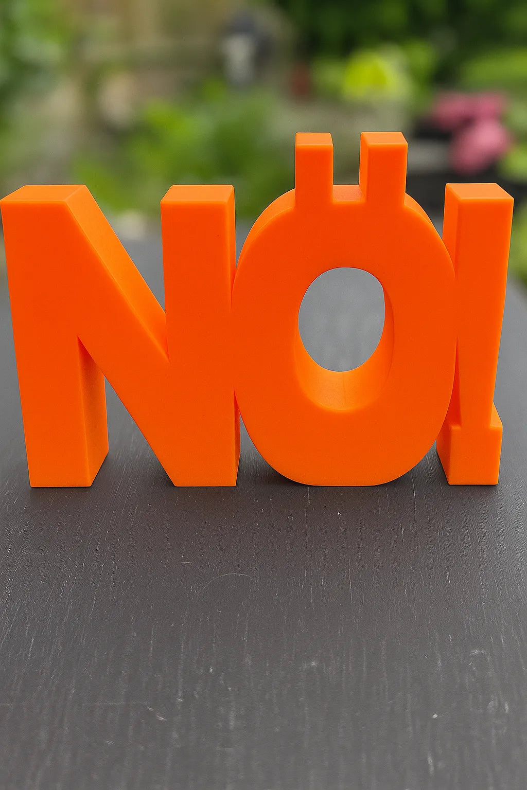 3D-Aufsteller NÖ! in leuchtendem Orange – stylisches Statement mit Humor