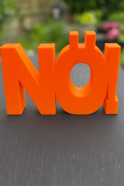3D-Aufsteller NÖ! in leuchtendem Orange – stylisches Statement mit Humor