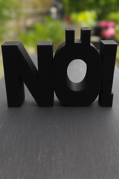 3D-Aufsteller NÖ! in mattem Schwarz – stylisches Statement mit Humor