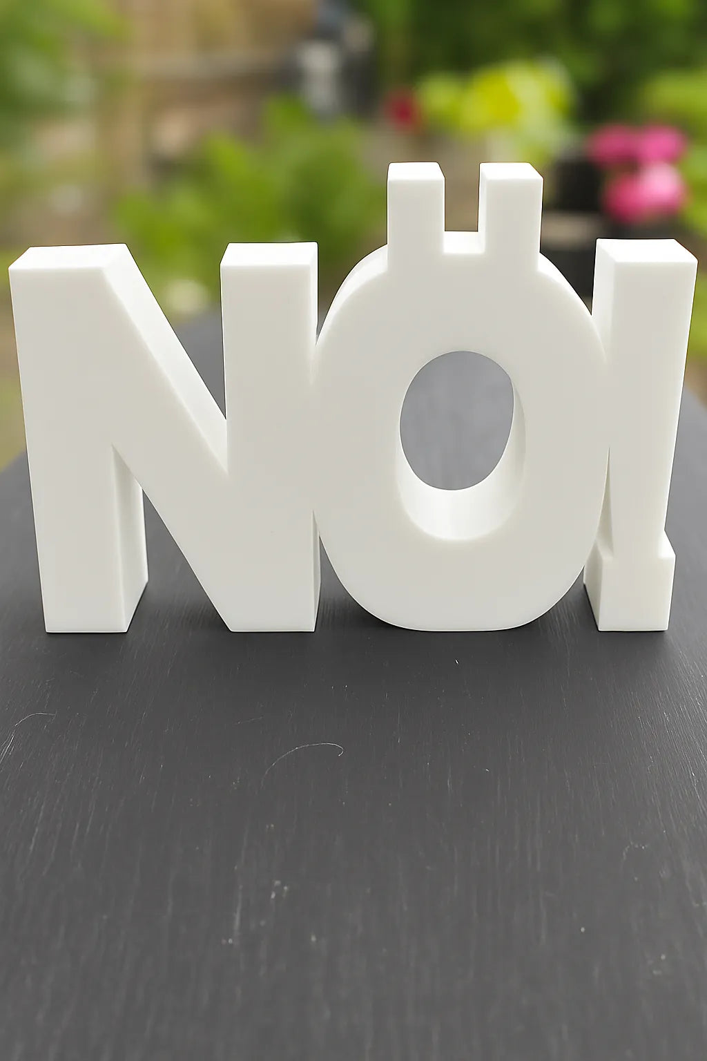 3D-Aufsteller NÖ! in strahlendem Weiß – stylisches Statement mit Humor