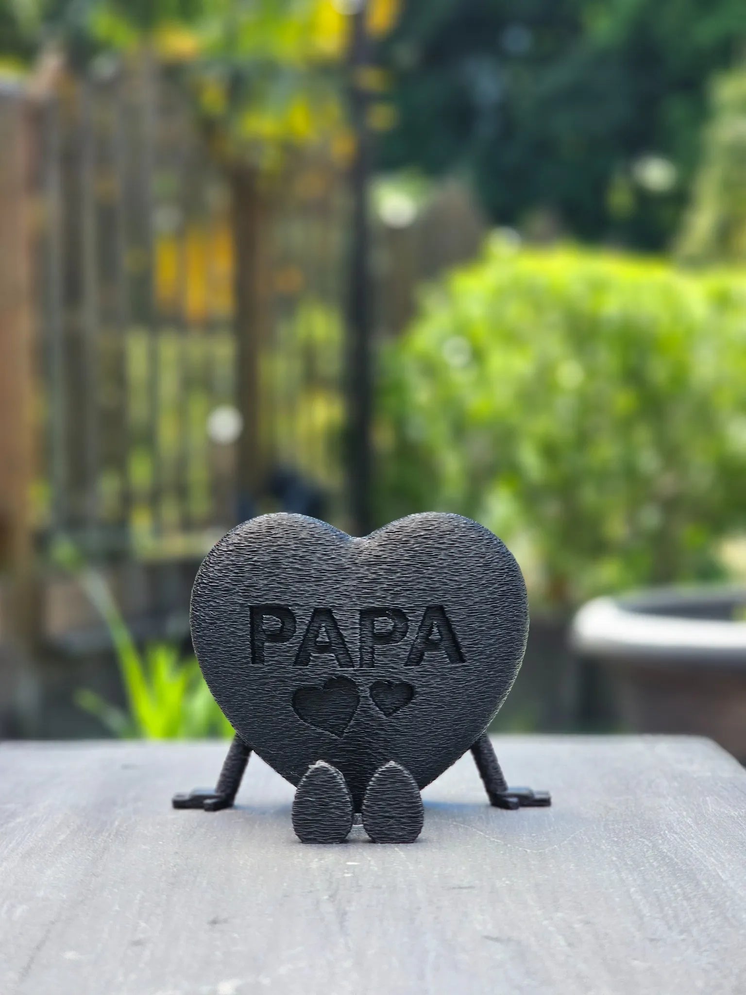 Papa mit Herz - schwarz – dekorativer 3D-Schriftzug mit Herz, ideales Geschenk für Papa zum Vatertag, Geburtstag oder als persönliche Tischdeko.