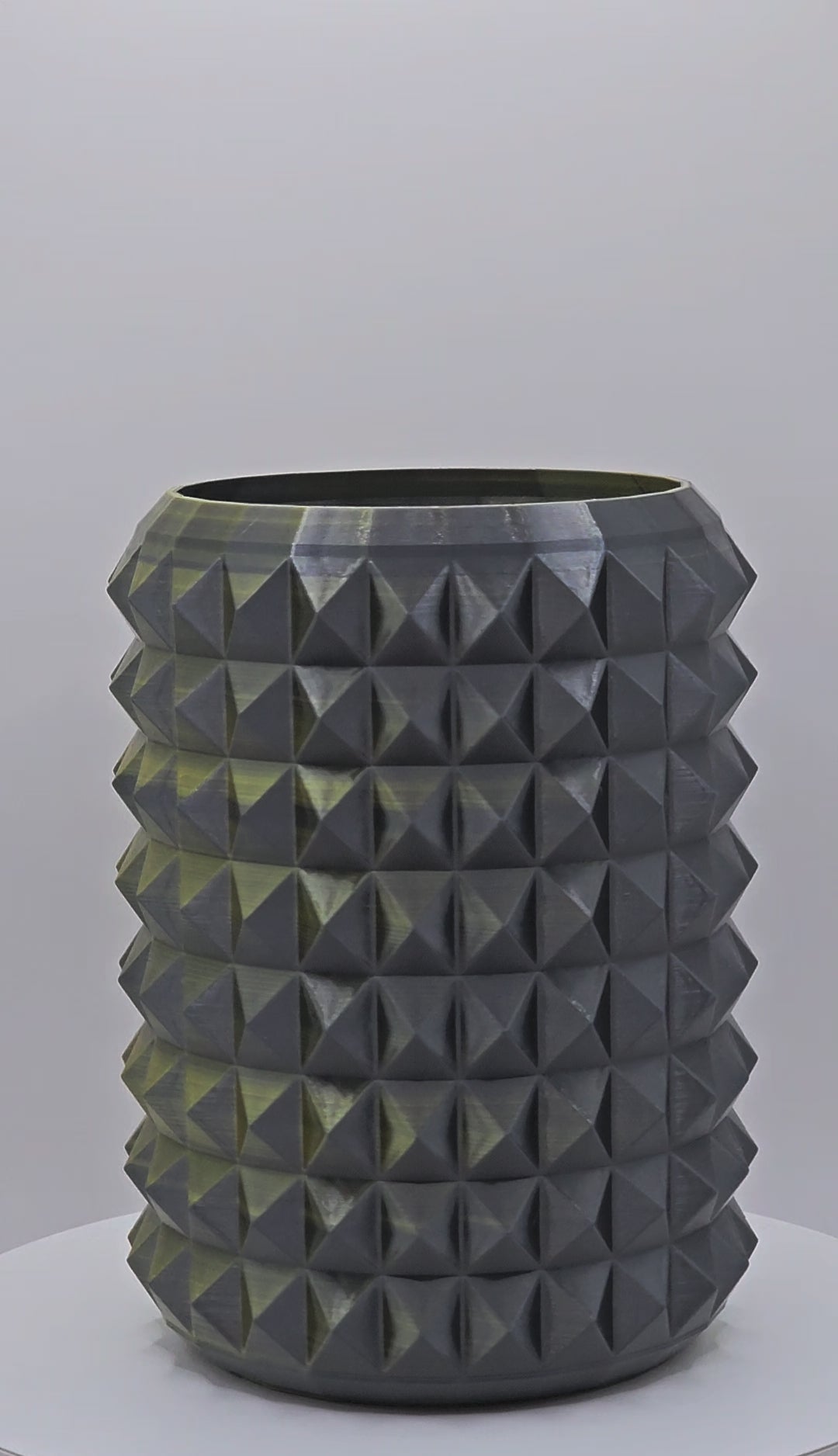 Video der PrismaGlow Vase in Schwarz-Gold – moderne 3D-gedruckte Designvase mit kantigem Facettenmuster als Deko-Highlight