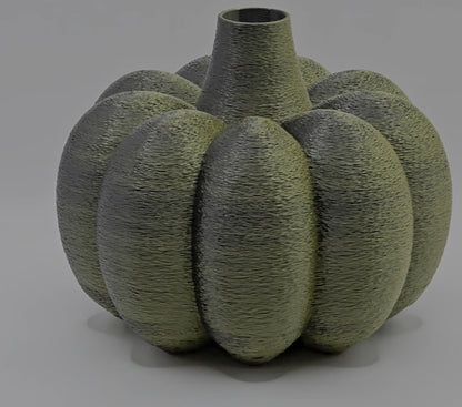 3D-gedruckte Kürbis-Vase in Gold mit schwarzem Farbverlauf, stilvolles Produktvideo