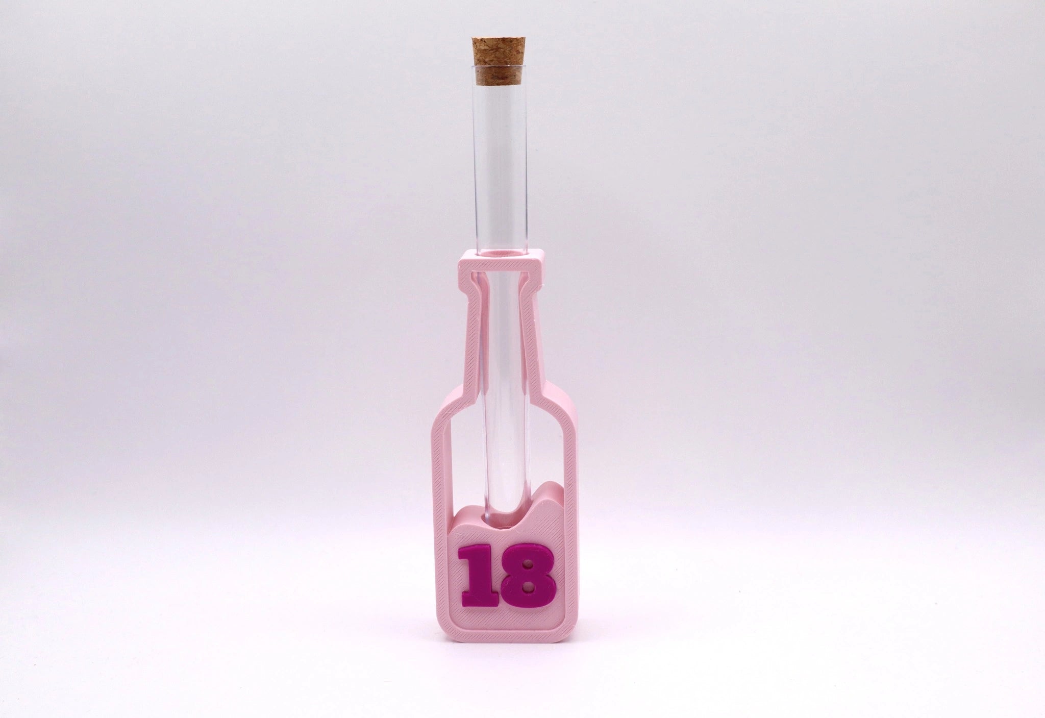 ScheinBar Alt – Das Bier, das bleibt von MUDIVO als individuelle Variante in Rosa mit Zahl 18 in Fuchsia, personalisierbares Geldgeschenk mit Reagenzglas, Wunschzahl und Farbe frei wählbar für besondere Anlässe