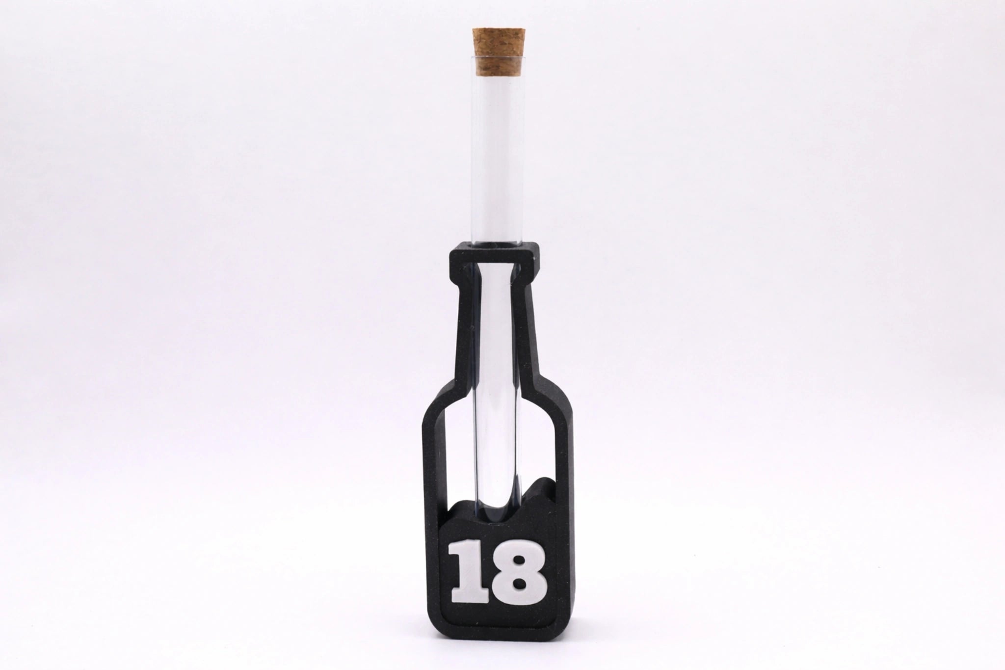 ScheinBar Alt – Das Bier, das bleibt von MUDIVO in Schwarz mit weißer Zahl 18, kreatives Geldgeschenk mit Reagenzglas, stilvolle Deko-Flasche für Geburtstag, Jubiläum und besondere Meilensteine