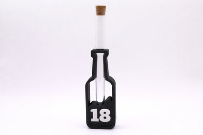 ScheinBar Alt – Das Bier, das bleibt von MUDIVO in Schwarz mit weißer Zahl 18, kreatives Geldgeschenk mit Reagenzglas, stilvolle Deko-Flasche für Geburtstag, Jubiläum und besondere Meilensteine