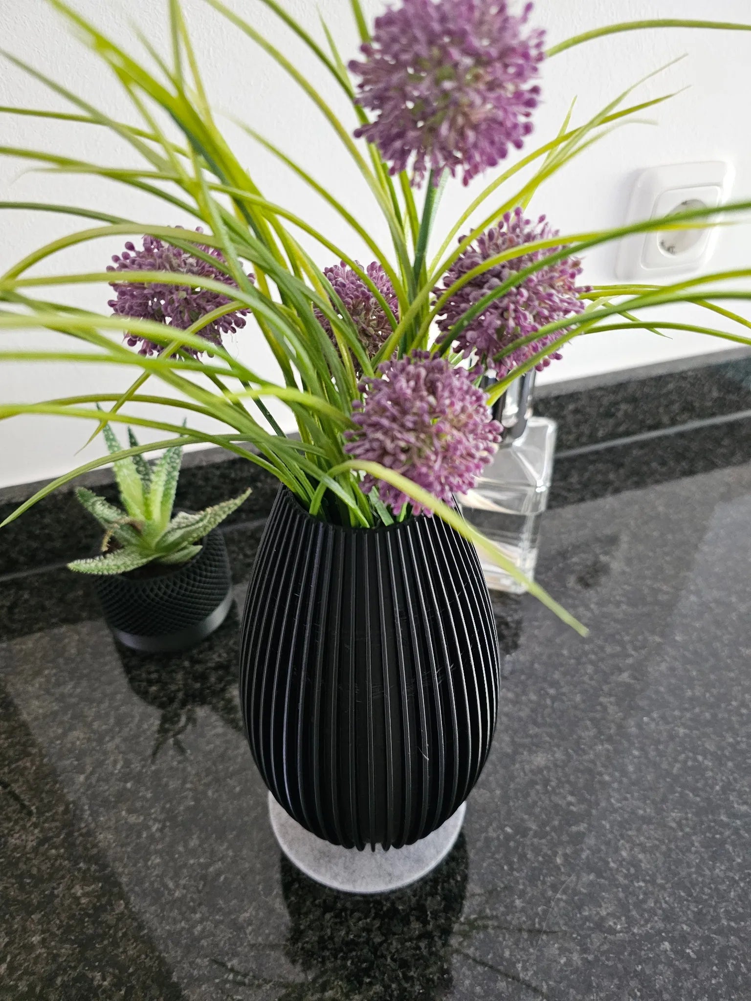 Sereno Vase – schwarze Designer-Vase aus dem 3D-Drucker, edel & ausdrucksstark.