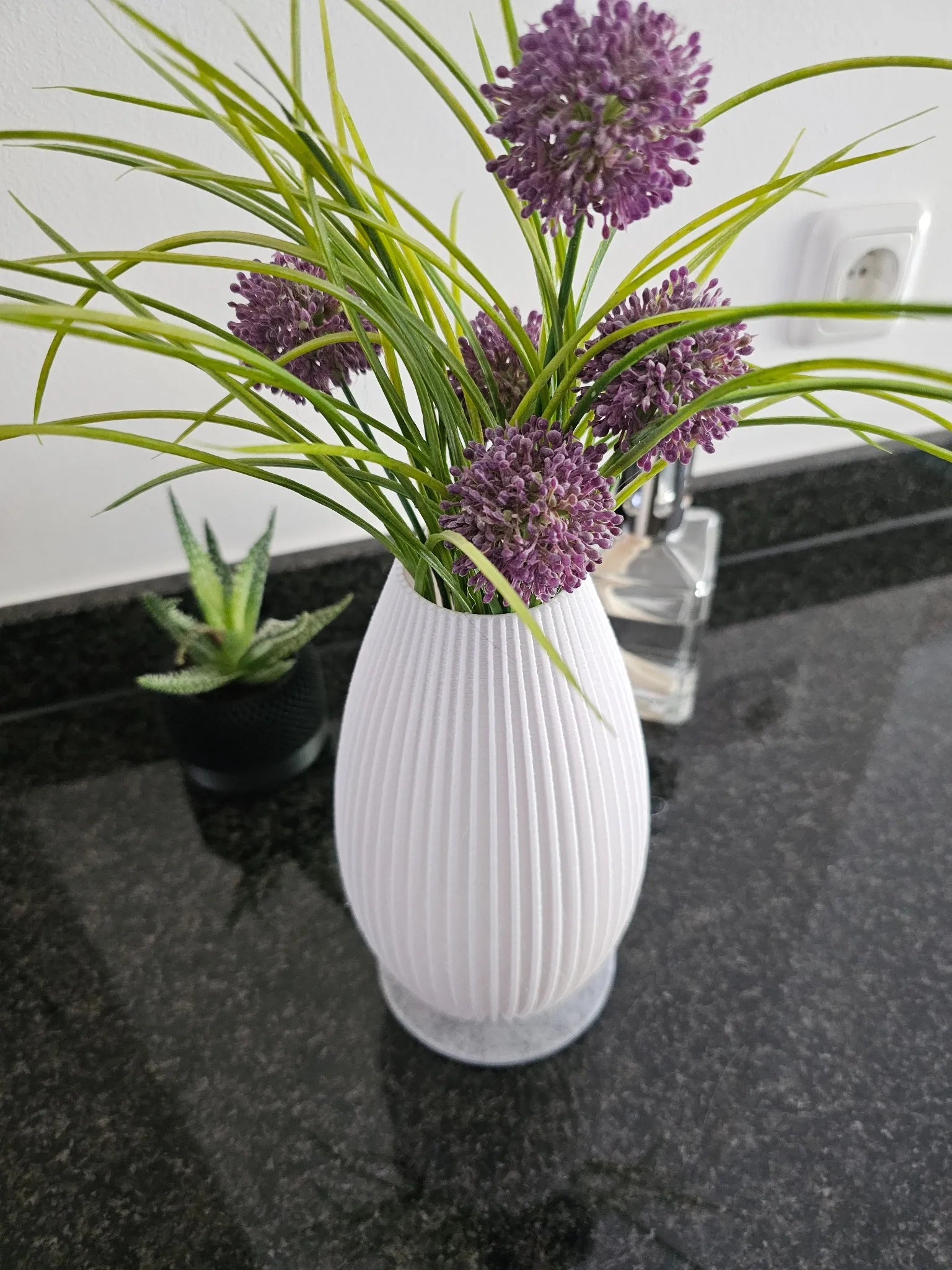 Sereno Vase – elegante weiße 3D-Dekovase mit sanftem Schwung, ideal für Trockenblumen.