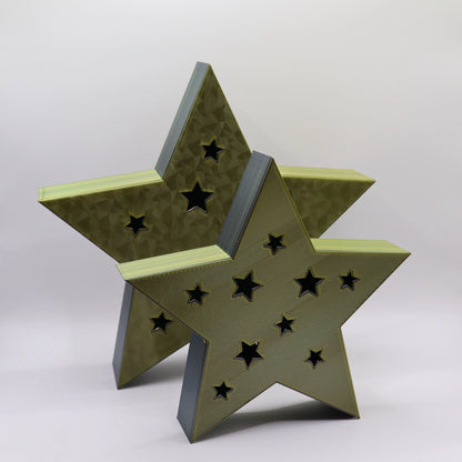 Zwei SilentStar Leuchtsterne in Gold – stilvoll 3D-gedruckt in den Größen L und XL. Edles Lichtdesign für festliche Fenster, Tische und Weihnachtsdeko mit Charme. ✨