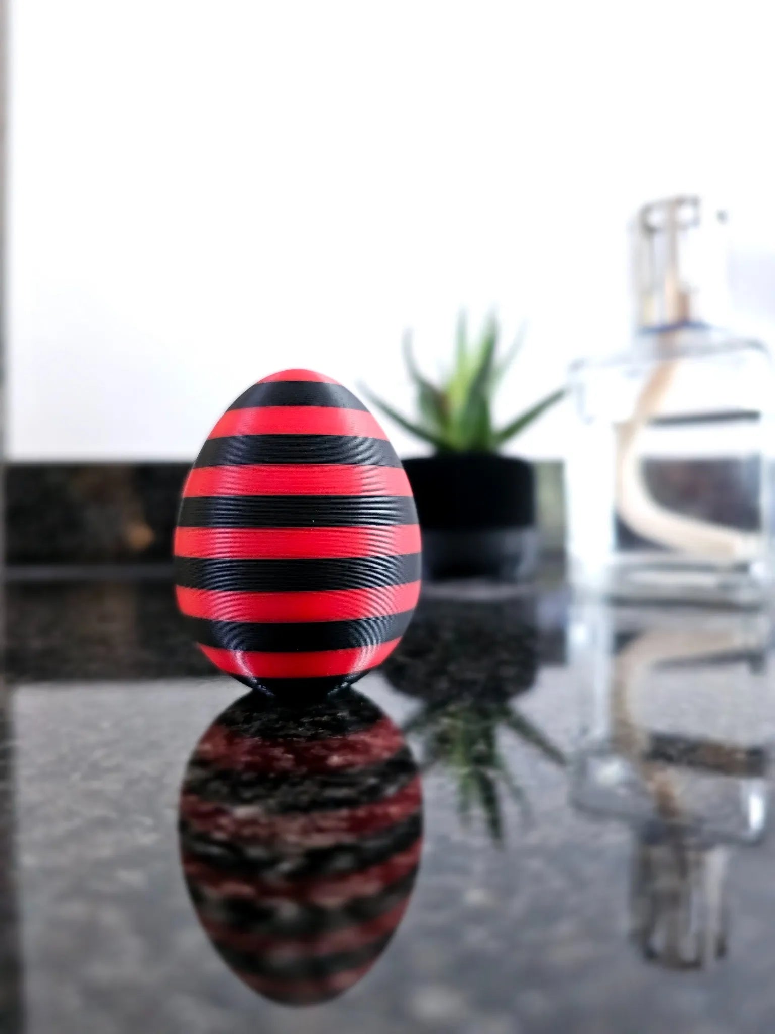 Vivid Egg – rotes 3D-Dekoei mit starker Farbwirkung, perfekt als Blickfang oder Osterdeko.