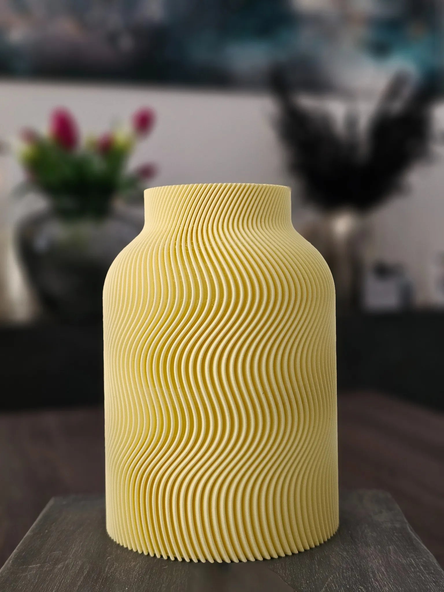 WaveGlow Vase – mandelgelbe 3D-Vase mit organischer Form, wasserfest & sonnig-modern.