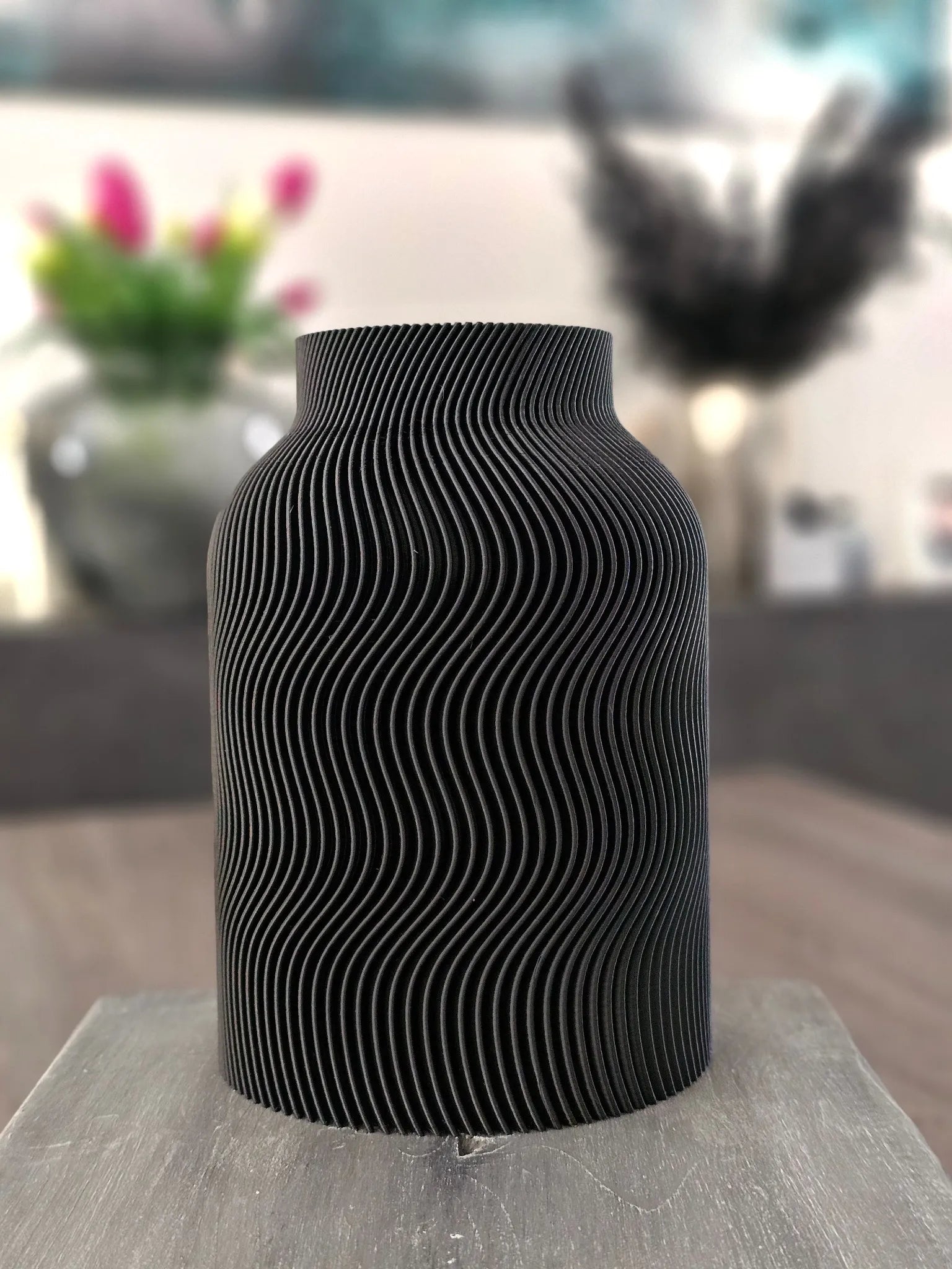 WaveGlow Vase – schwarze Wellenvase aus 3D-Druck, modern & wasserfest versiegelt.
