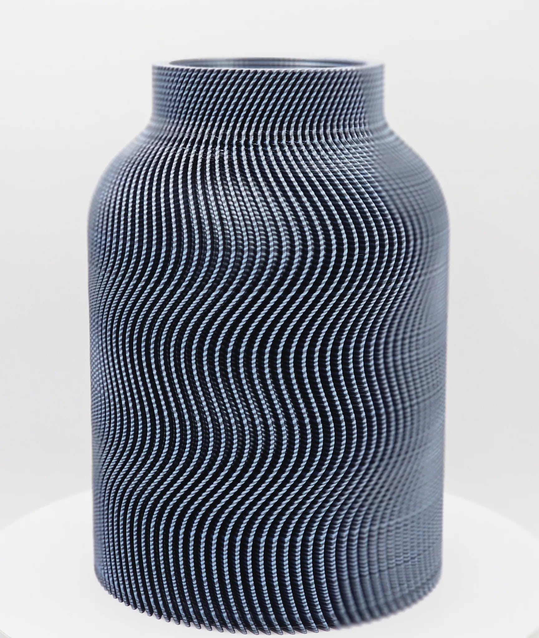 WaveGlow Vase – Silber + Schwarz 3D-Vase mit organischer Form, wasserfest & sonnig-modern.
